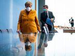 German Chancellor Angela Merkel (L) and German government spokesman Steffen Seibert leave after a press conference on the current situation amid the novel coronavirus / COVID-19 pandemic, following a meeting with her so-called Corona-Cabinet, on November 2, 2020 in Berlin. (Photo by Kay Nietfeld / POOL / AFP)