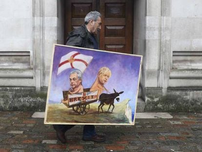 O artista Kaya Mar carrega uma de suas obras, inspirada no &#039;Brexit&#039;. 