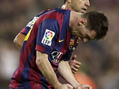 Messi comemora com raiva um de seus gols contra o Sevilla na presença de Xavi.