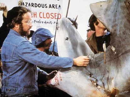 Richard Dreyfuss num momento de afeto com um de seus colegas de elenco, o tubarão, durante as filmagens.