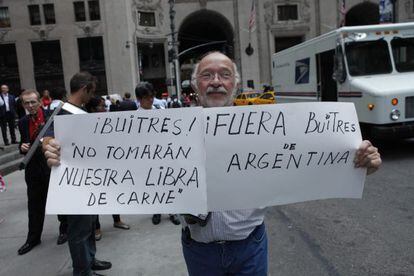 Um homem protesta fora do consulado argentino em Nova York.