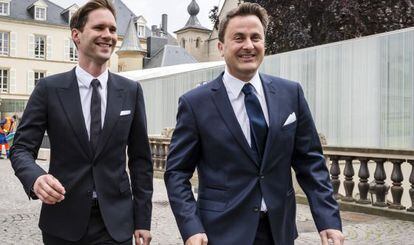 O primeiro-ministro de Luxemburgo Xavier Bettel, à direita, e seu marido na sexta-feira após se casarem.