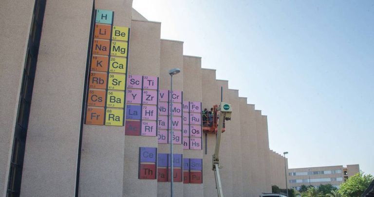Instalação de uma tabela periódica na Faculdade de Química da Universidade de Múrcia.