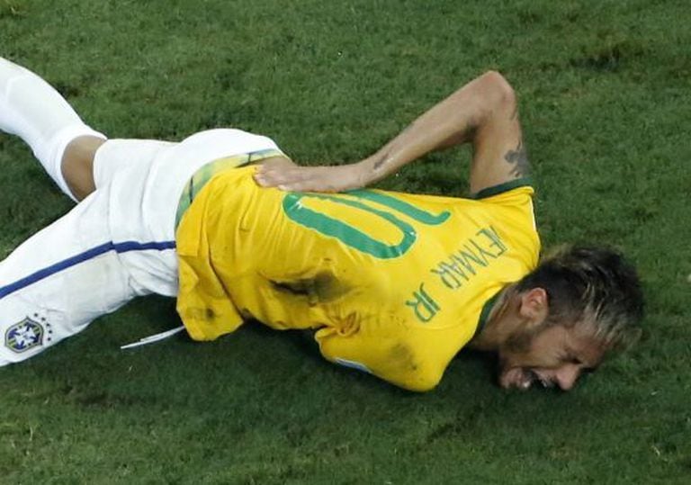 Neymar se contorce no gramado.