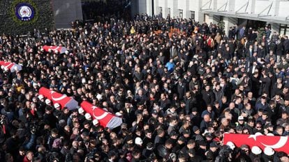 Funeral em Istambul de alguns dos agentes de polícia mortos no atentado de sábado.