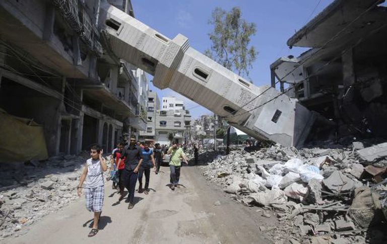 A torre de uma mesquita destruída após ataque israelense em Gaza.