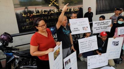 Jornalistas indonésios protestam pelo desaparecimento de Khashoggi na embaixada da Arábia Saudita em Jacarta