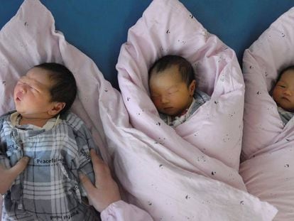Três recém-nascidos em um hospital na China, imagem de arquivo