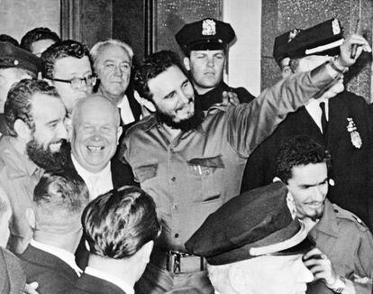 Fidel Castro, em sua primeira visita a ONU em 1960, junto a Nikita Kruschev.
