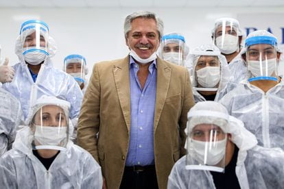 O presidente Alberto Fernández posa com trabalhadores de uma fábrica de autopeças na periferia de Buenos Aires, em 1º de maio.