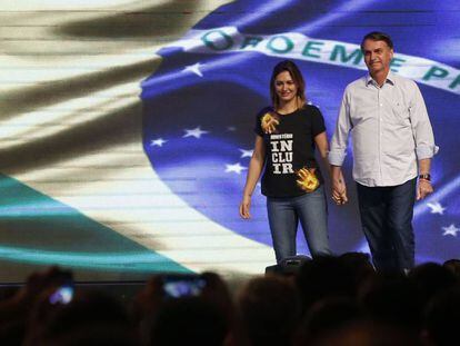 Bolsonaro e sua mulher, Michelle, durante culto evangélico no domingo. 