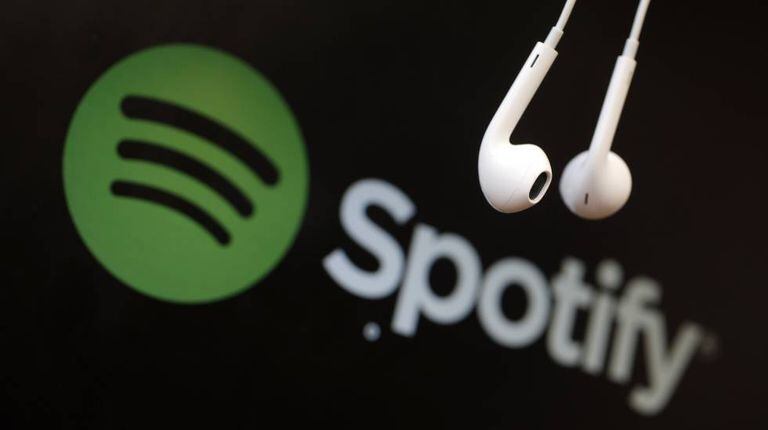 Unos cascos de música frente al logotipo del servicio de música Spotify en una imagen de archivo.