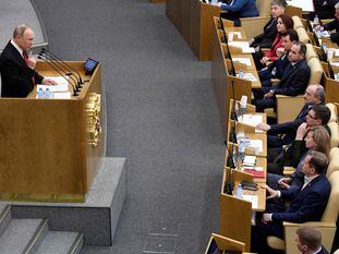 Putin se dirige aos membros da Duma, o legislativo russo, em 10 de março.