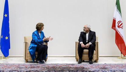 A chefe de diplomacia da UE, Catherine Ashton, e o ministro iraniano de Relações Exteriores, Javad Zarif, durante conversa mantida em outubro passado em Genebra.