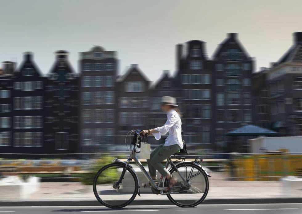 Uma ciclista em Amsterdã (Países Baixos)