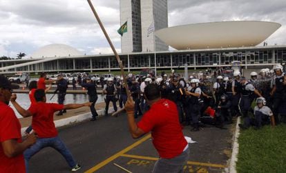 Manifestantes e policiais se enfrentam em Bras&iacute;lia.