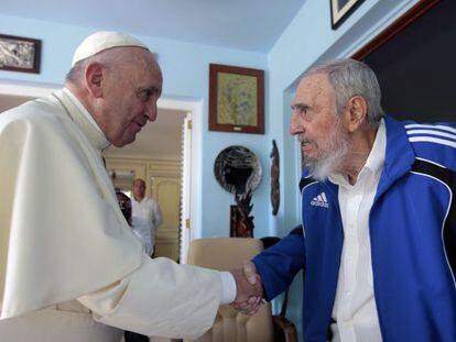 O papa Francisco e Fidel Castro trocam aperto de mãos na casa do ex-presidente cubano em Havana, neste domingo.