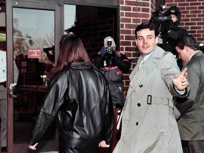 O norte-americano John Wayne Bobbitt chega ao tribunal em 1994