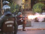 Policiais chilenos disparam bombas de gás lacrimogêneo em Santiago.