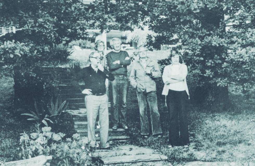 Max Frisch, Hildegard Unseld, Jürgen Habermas, Martin Walser e Ute Habermas em junho de 1977 no lago Costanza, vendo nadar Siegfried Unseld, diretor da editora Suhrkamp, na qual o filósofo trabalhava como consultor. 