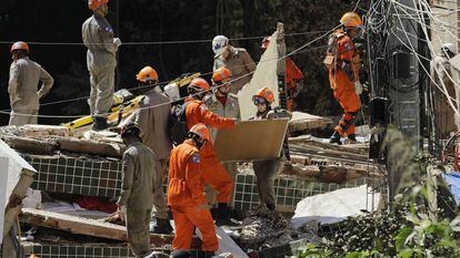 Bombeiros buscam sobreviventes nos escombros de dois prédios que desmoronaram no bairro de Muzema, no Rio de Janeiro, no dia 12 de abril de 2019.