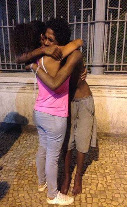 O reencontro de Victor com sua sua mãe, no Rio.