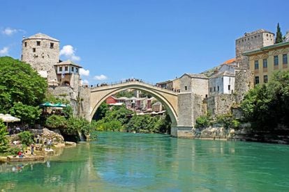 Stari Most, a ponte velha do centro histórico de Mostar, chegou a ser destruída na Guerra da Bósnia em 1993, mas foi reconstruída e reaberta em 2004.