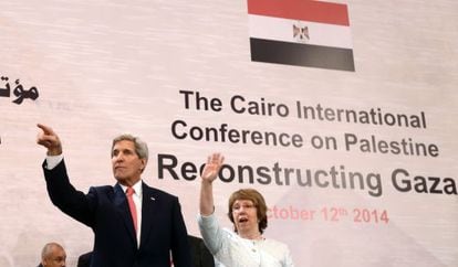 O secretário de Estado dos Estados Unidos, John Kerry, e a responsável de Política Exterior da UE, Catherine Ashton, na conferência de doadores para Gaza, no Cairo.