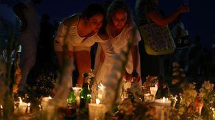 Fiéis fazem homenagem a Iemanjá na praia de Copacabana, no Rio de Janeiro, em ritual para o Ano Novo.