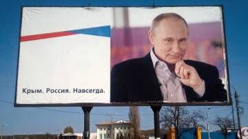 Um cartaz com Vladimir Putin afirma: “Crimeia. Rússia. Para sempre”.