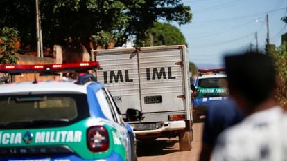 Carro do IML deixa hospital após policias matarem Lázaro Barbosa.