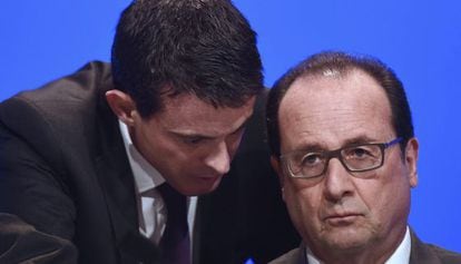O presidente francês, François Hollande (direita), escuta a seu primeiro-ministro Manuel Valls, ontem em um encontro com prefeitos em Paris.