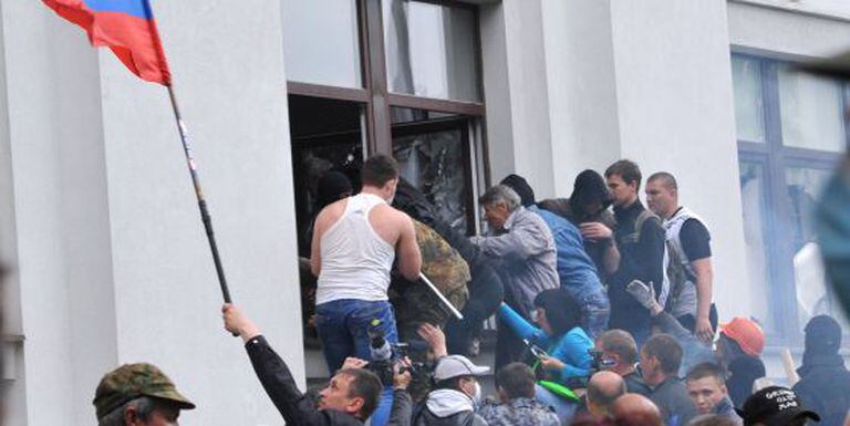 Ativistas pró-russos entram na Administração Regional de Lugansk.