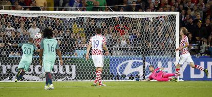 Quaresma marca o gol de Portugal.