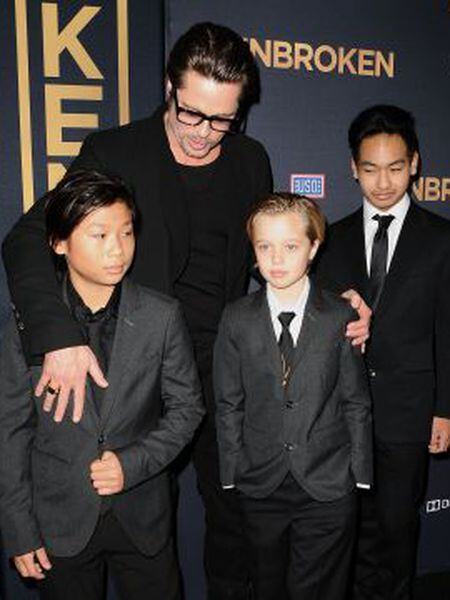 Shiloh (centro), junto a seus irmãos Pax (esquerda) e Maddox e seu pai, Brad Pitt.