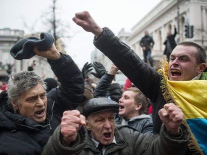 Os manifestantes comemoram a destituição de Yanukovich.