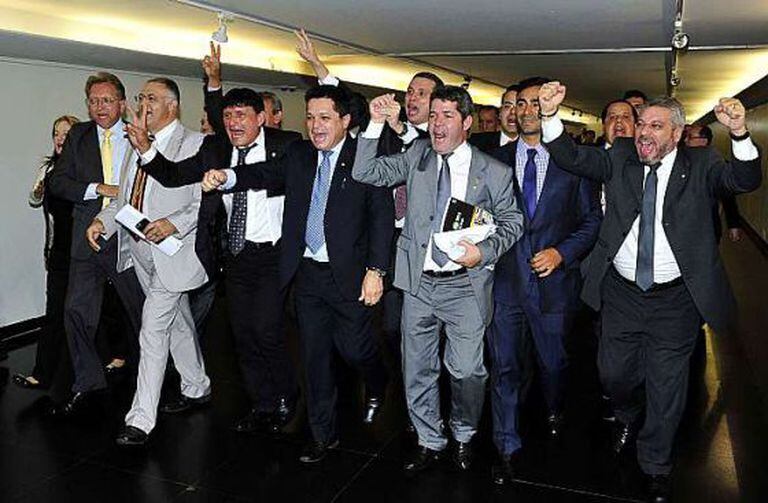 Deputados comemoram a aprovação da PEC 171/93 em primeiro turno.