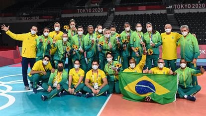 Equipe brasileira posa com a medalha de prata em Tóquio.