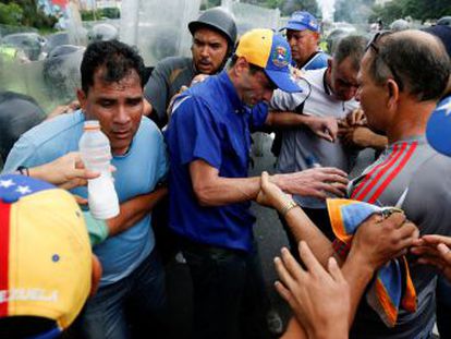 Ex-candidato presidencial Henrique Capriles é agredido com gás lacrimogêneo pela polícia