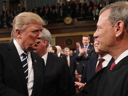Trump cumprimenta Roberts em 2017 antes de um discurso no Congresso