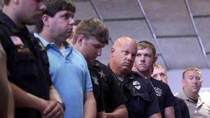Policiais no velório dos colegas assassinados em Baton Rouge, no domingo