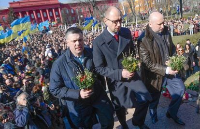 O presidente interino Oleksandr Turchínov (direita), o primeiro-ministro  Arseni Yatseniuk (centro) e o líder do partido Svoboda Oleh Tiahnibok  no 200 aniversário do poeta Taras Shevchenko em Kiev.