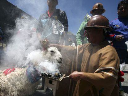 Um mineiro segura uma tocha durante um ritual carnavalesco em Oruro.