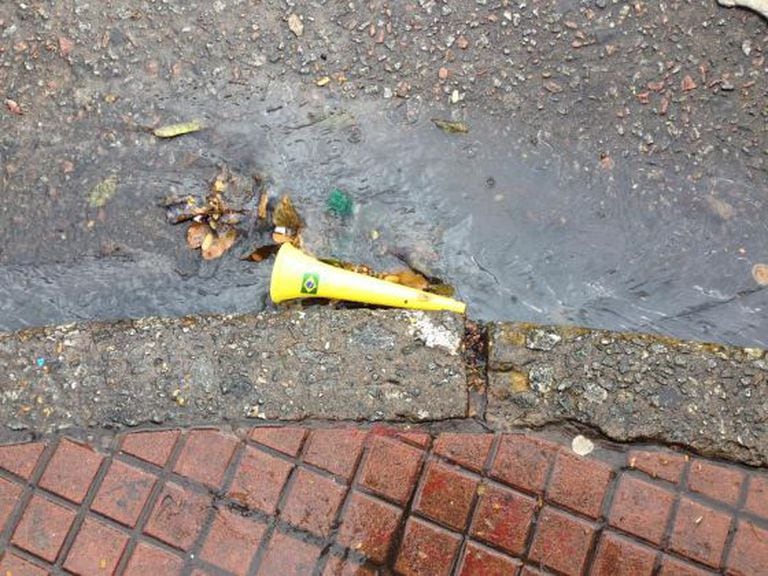 Restos da torcida brasileira na cidade de São Paulo.
