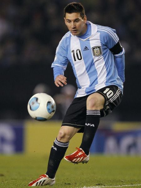Messi domina a bola durante jogo com a camisa Argentina.