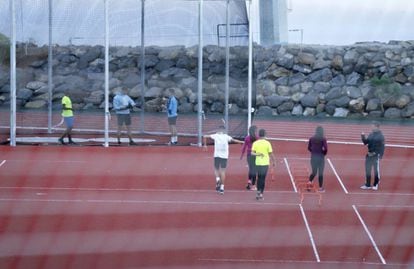 Esportistas treinam no Centro Insular de Atletismo de Tenerife.