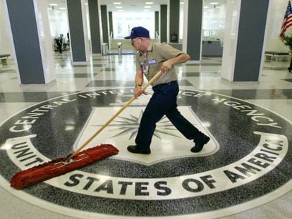 Um funcionário limpa o acesso principal da sede da CIA. / AP