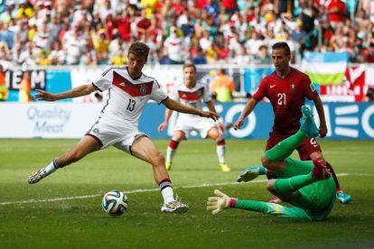 Müller marca um de seus gols contra Portugal.