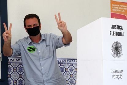 Vencedor do primeiro turno no Rio de Janeiro, Eduardo Paes (DEM) faz gesto da vitória após votar na manhã deste domingo. Ele irá enfrentar o prefeito Marcelo Crivella (Republicanos)