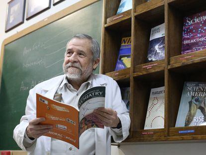 Francisco Mora em seu escritório na Faculdade de Medicina da Universidade Complutense.